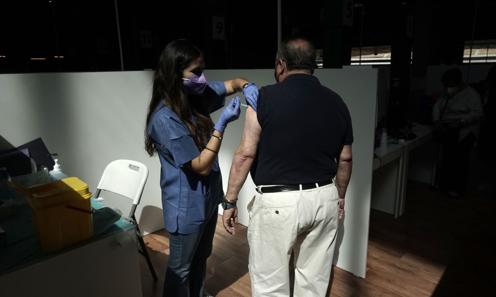 Imágenes de la vacunación de mayores en el Estadio de la Cartuja