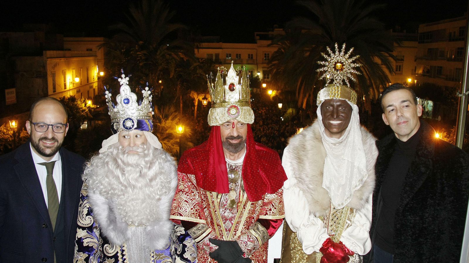 El alcalde y el concejal de Fiestas, con los Reyes Magos en el balcón de la Casa Consistorial, en la noche del 5 de enero.