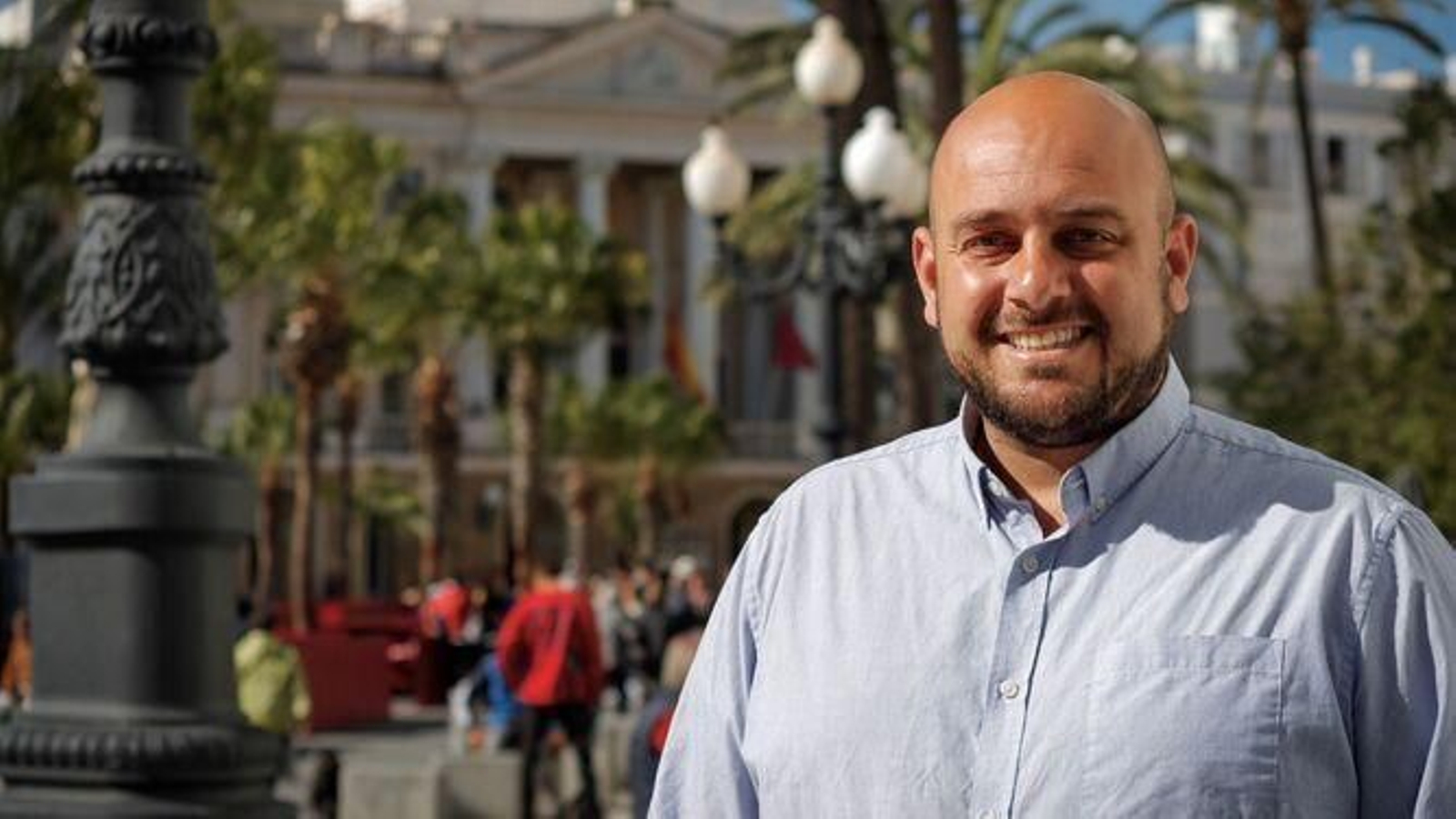 Eugenio Belgrano posa ante el Ayuntamiento de Cádiz