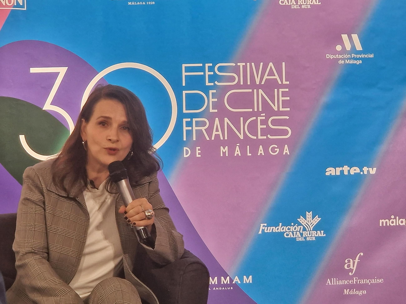 Juliette Binoche en rueda de prensa del Festival de Cine Francés de Málaga por su Primer Premio Honorífico Juliette Binoche en rueda de prensa del Festival de Cine Francés de Málaga por su Primer Premio Honorífico