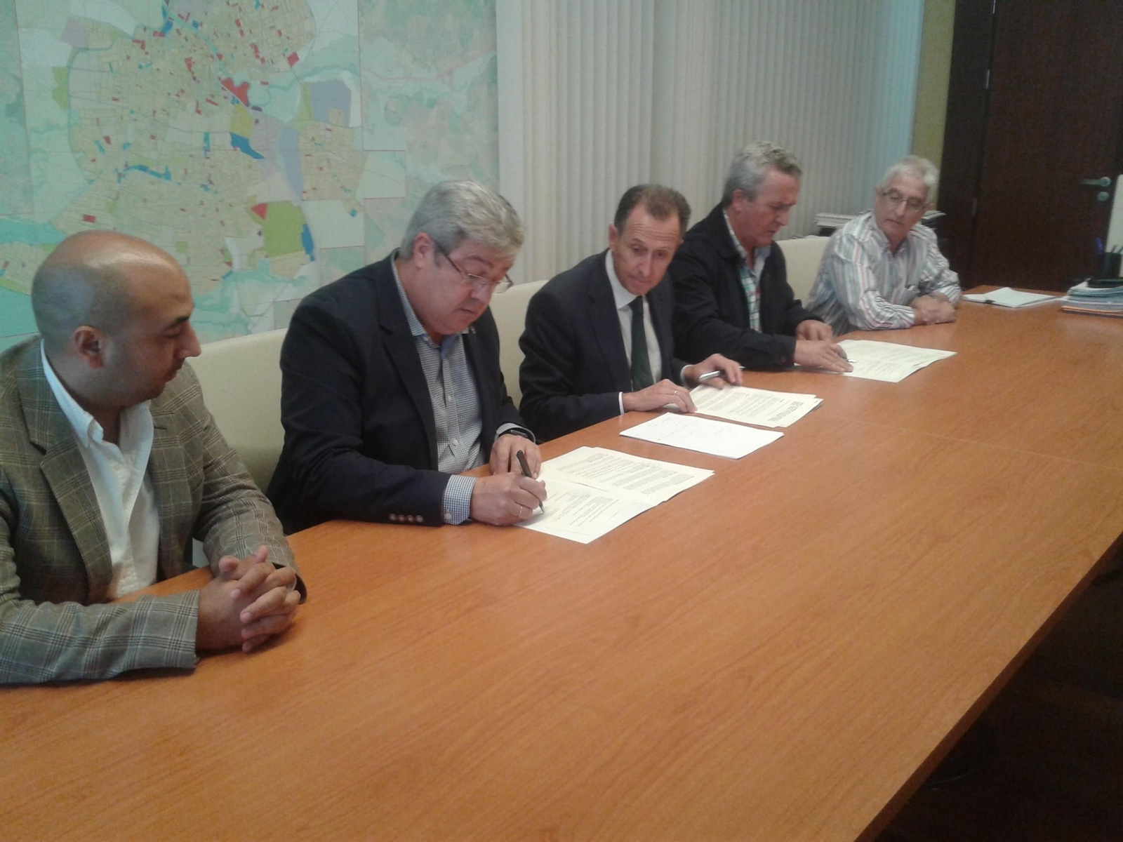 Momento de la firma del convenio para la acción formativa que entrará en marcha en noviembre y durará hasta junio. Momento de la firma del convenio para la acción formativa que entrará en marcha en noviembre y durará hasta junio.