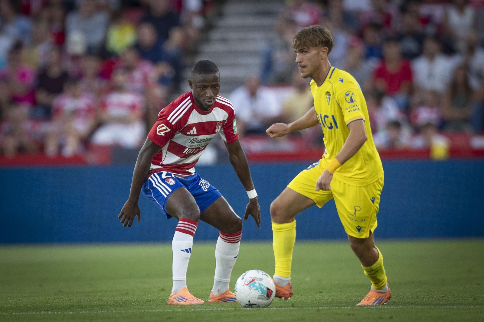 De la Rosa controla el balón en presencia de un rival.