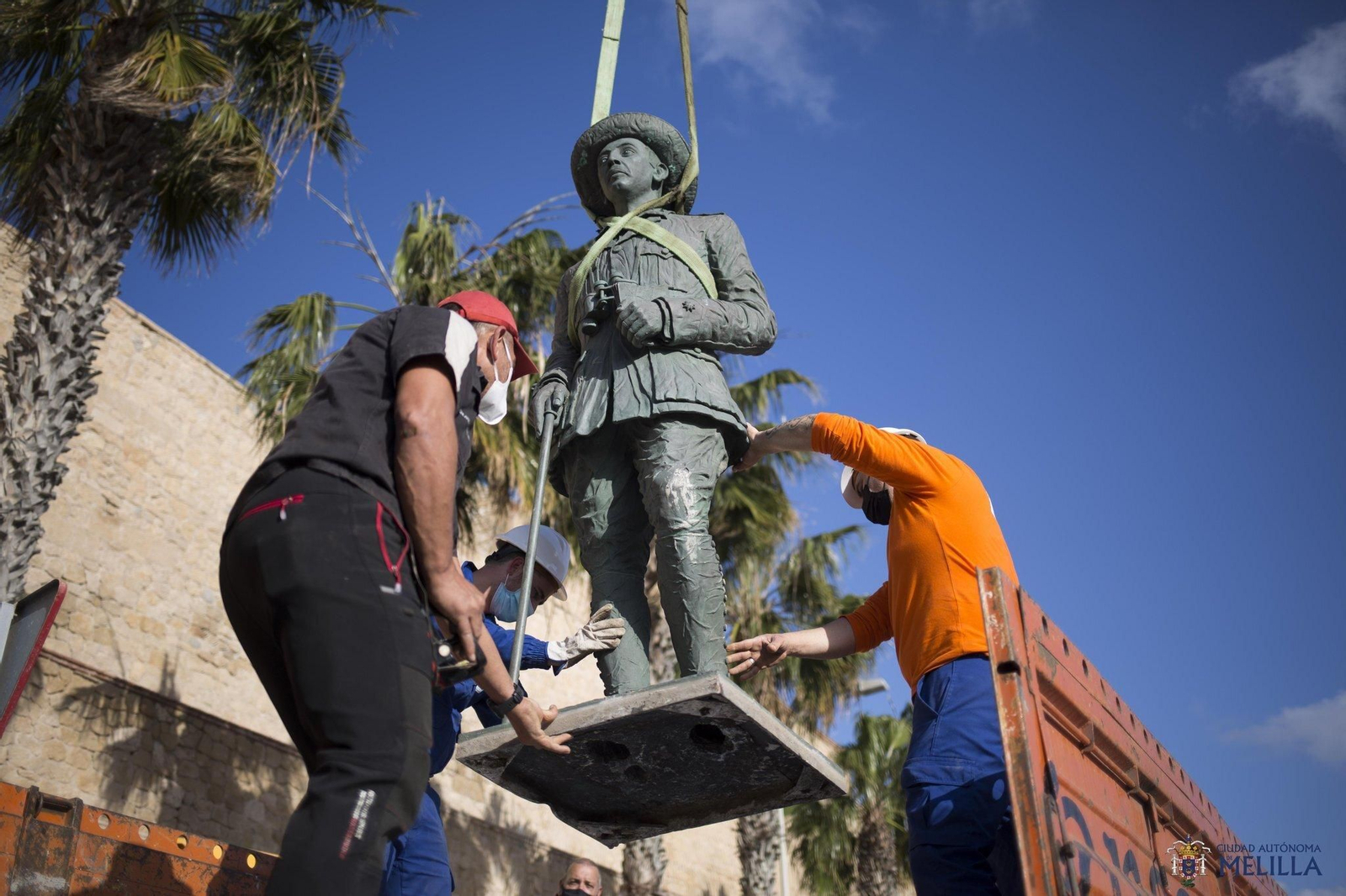 Varios operarios alza la estatua de Franco de Melilla