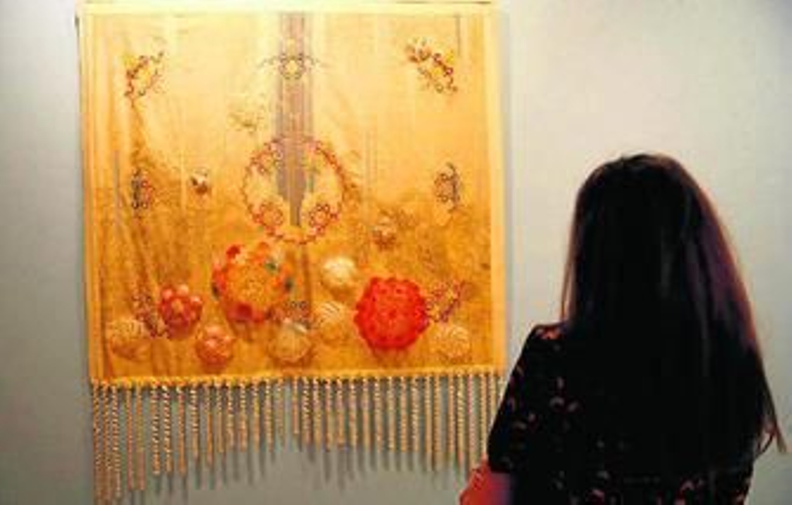 Una mujer observa una obra de la artista argentina Mónica Millán, en la Galería Zabaleta Lab.
