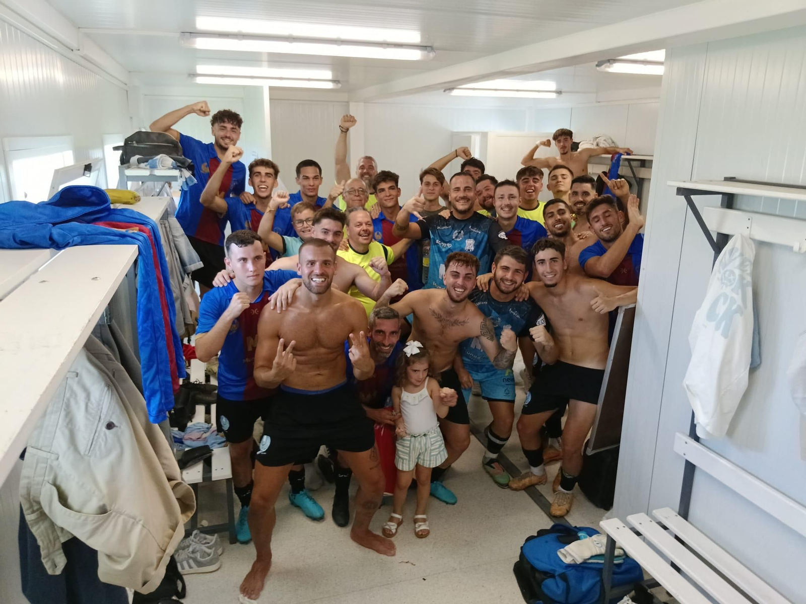 Los jugadores del Jerez Industrial celebran la victoria en Puerto Real.