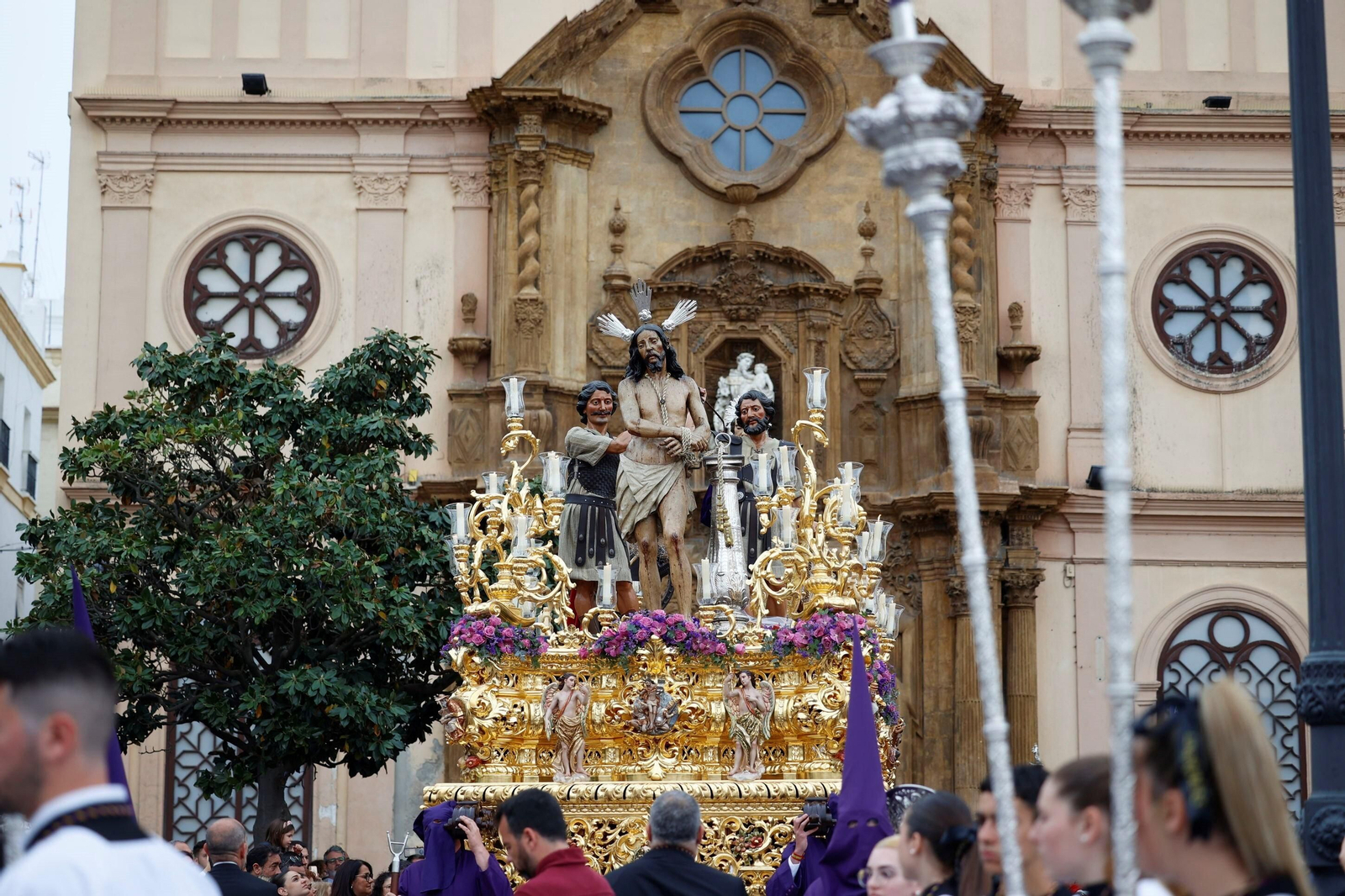 Las imágenes de la cofradía de Columna en la Semana Santa  de Cádiz 2023