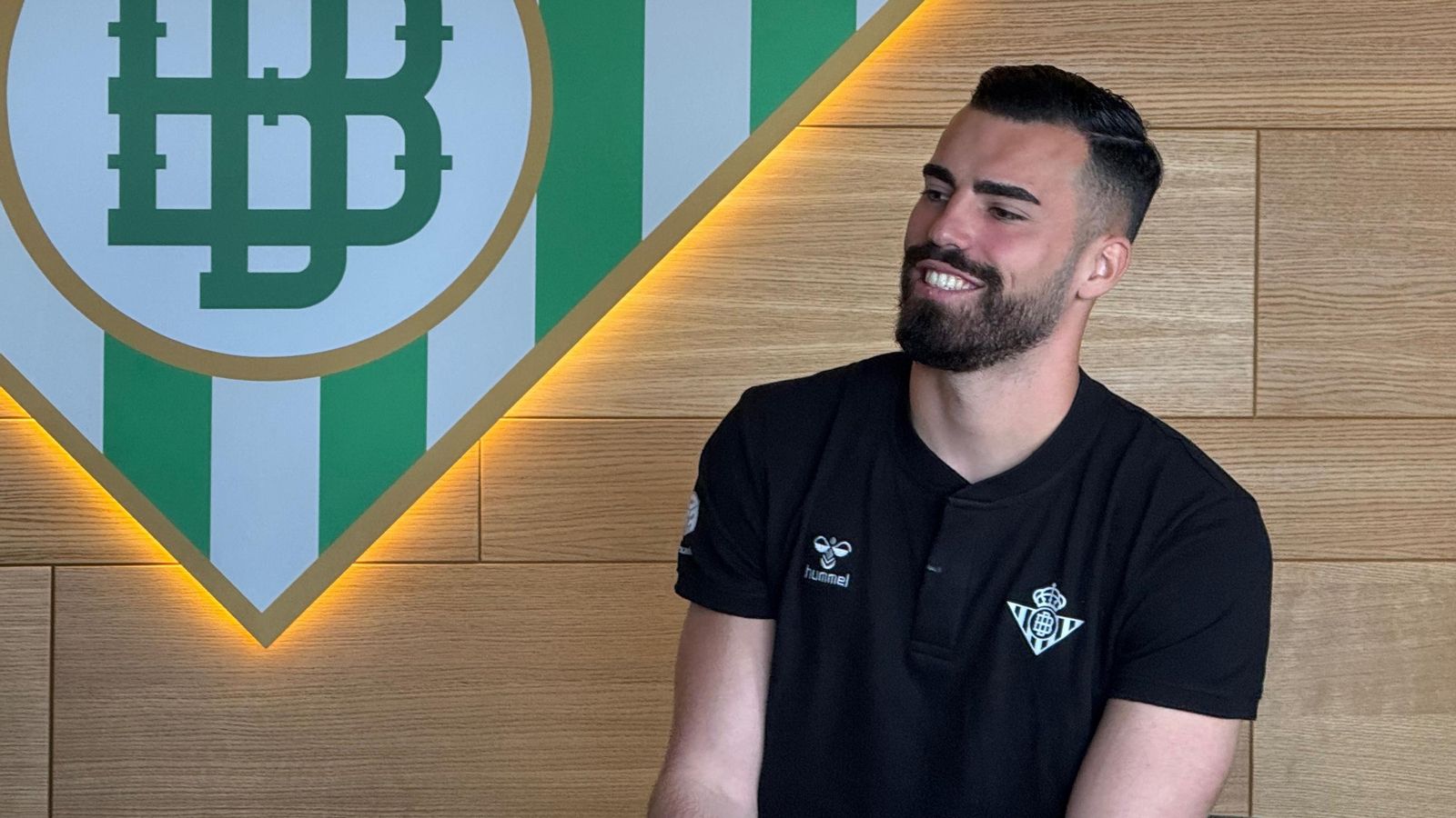 Guilherme Fernandes habla ante un grupo de niños en un acto de la Fundación Guilherme Fernandes habla ante un grupo de niños en un acto de la Fundación