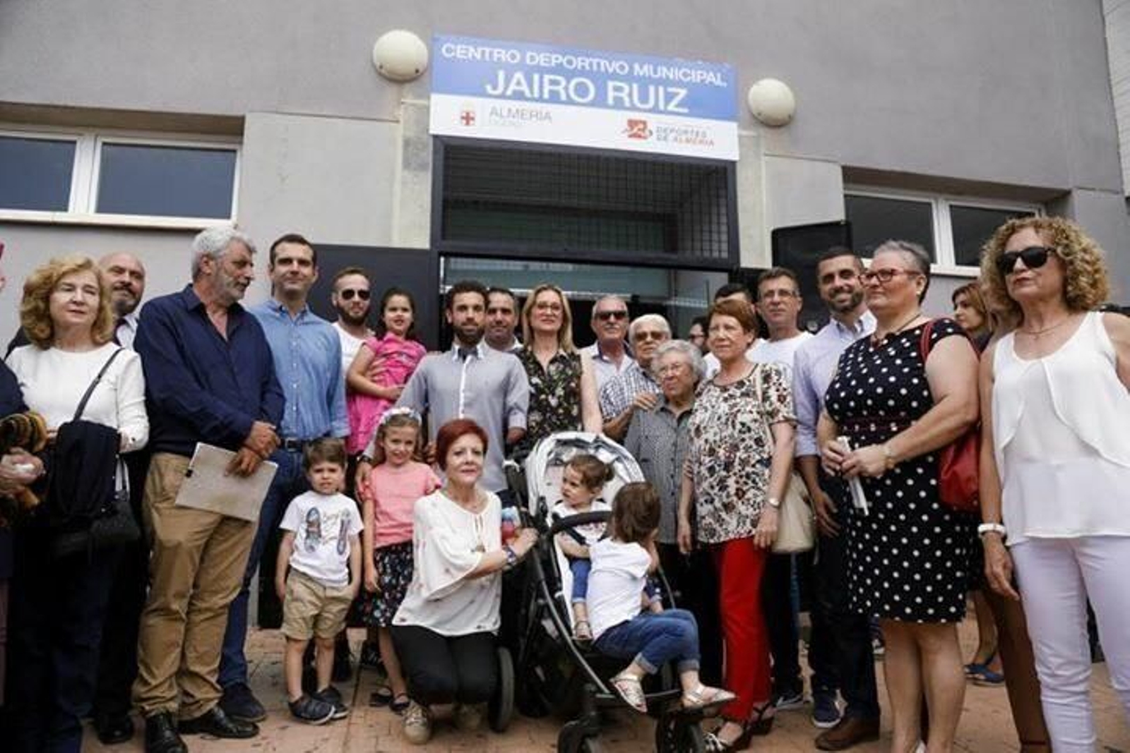 Jairo Ruiz, junto al alcalde de la capital, amigos y familiares, delante del centro con su nombre