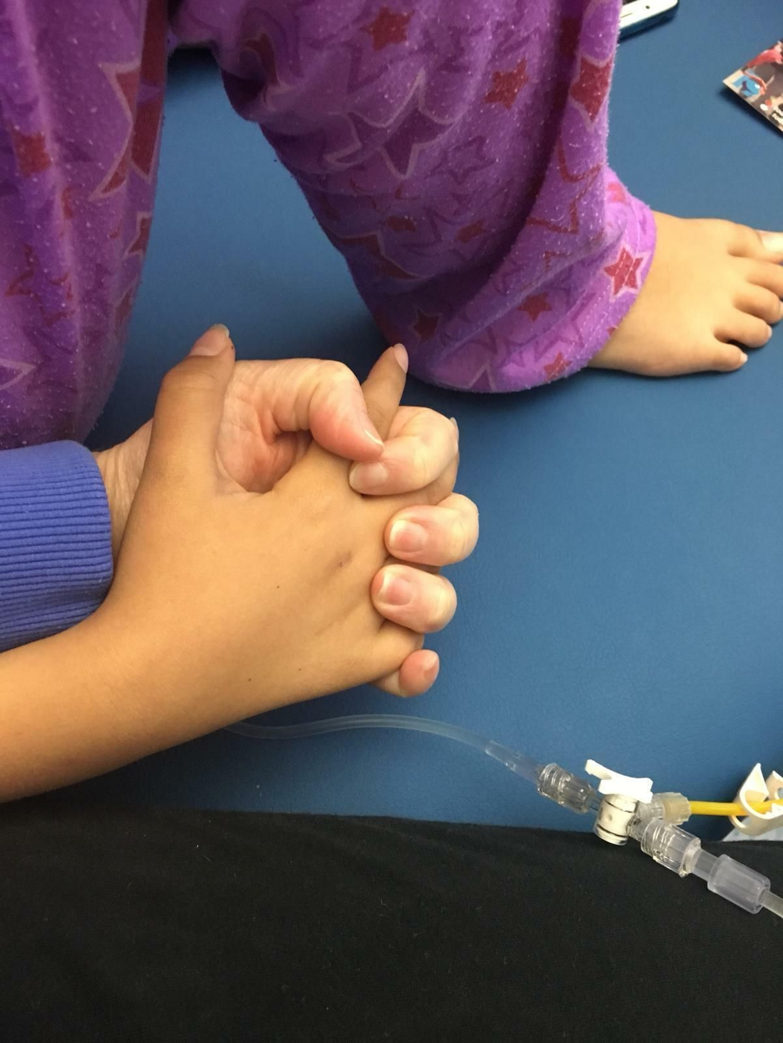 Sara y su madre, Belén, de la mano en el hospital de Málaga. Sara y su madre, Belén, de la mano en el hospital de Málaga.
