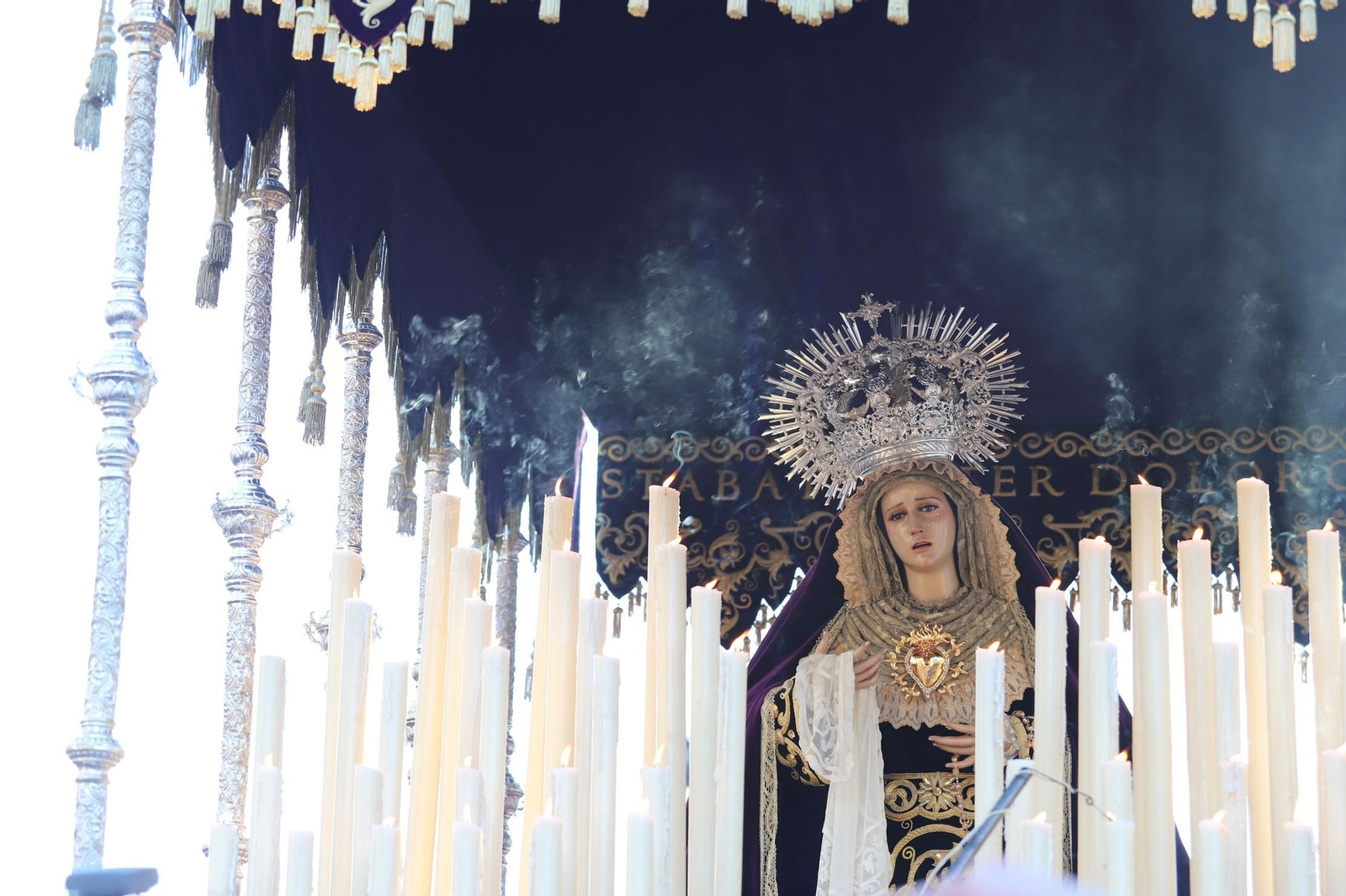 Imágenes de la procesión del Descendimiento por las  calles de Huelva