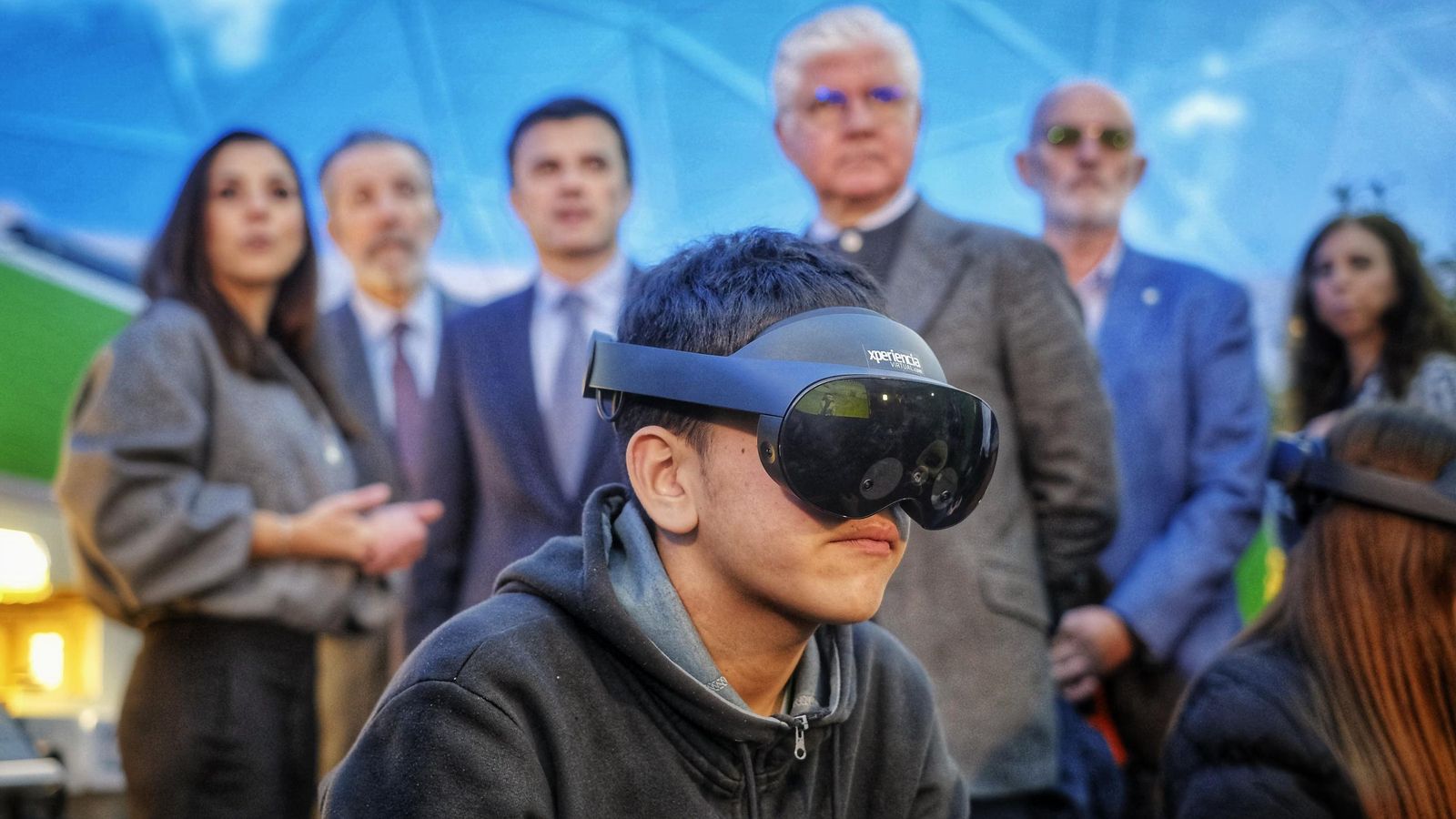 Un joven contempla un avance del futuro museo virtual de la Fundación Unicaja.