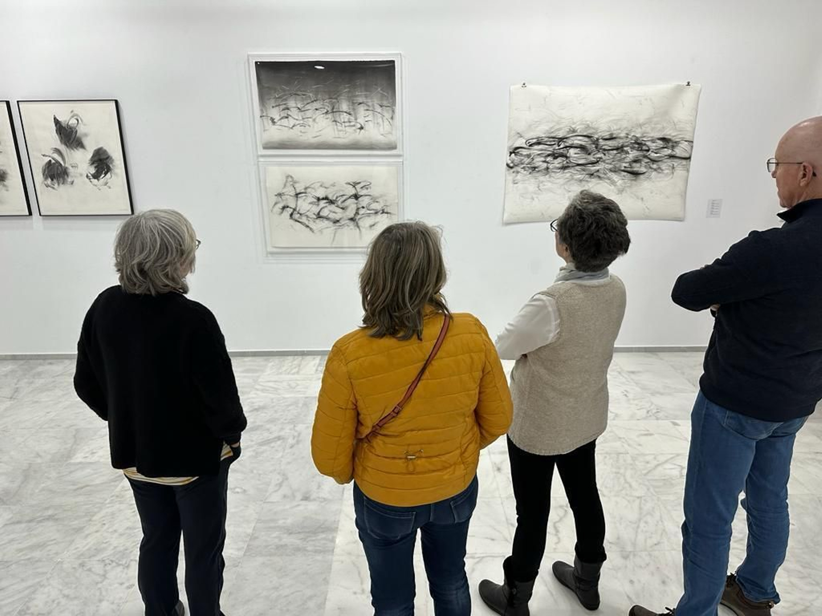 Un momento de la visita de los coleccionistas de arte a la exposición.