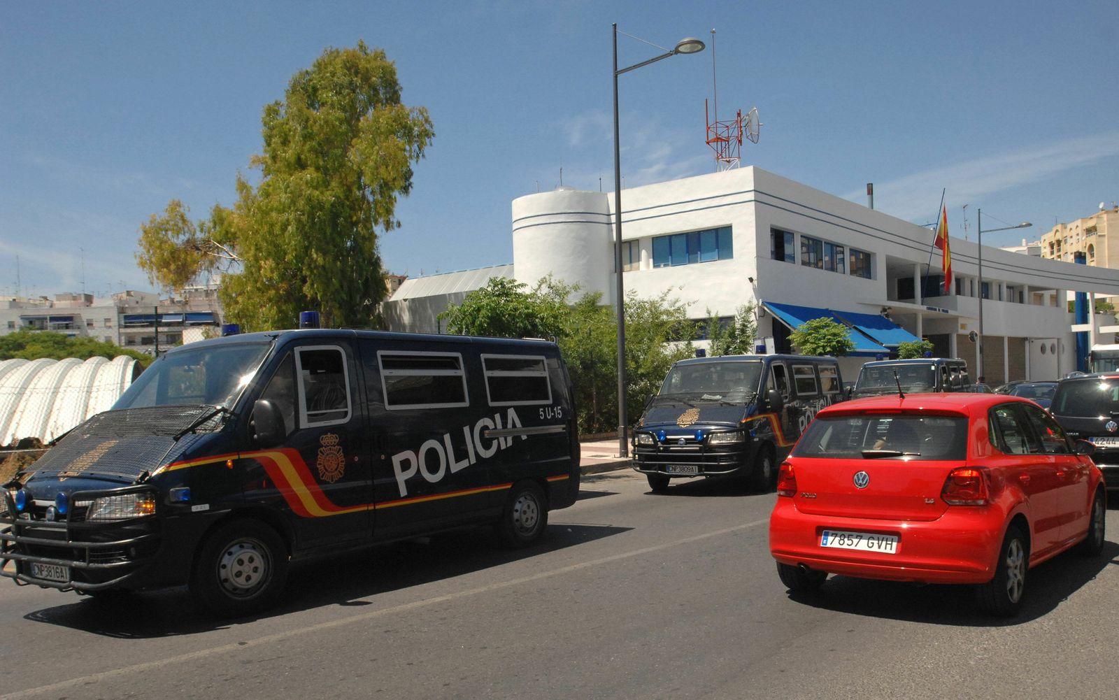 Furgones de la Policía Nacional frente a la comisaría de Marbella.