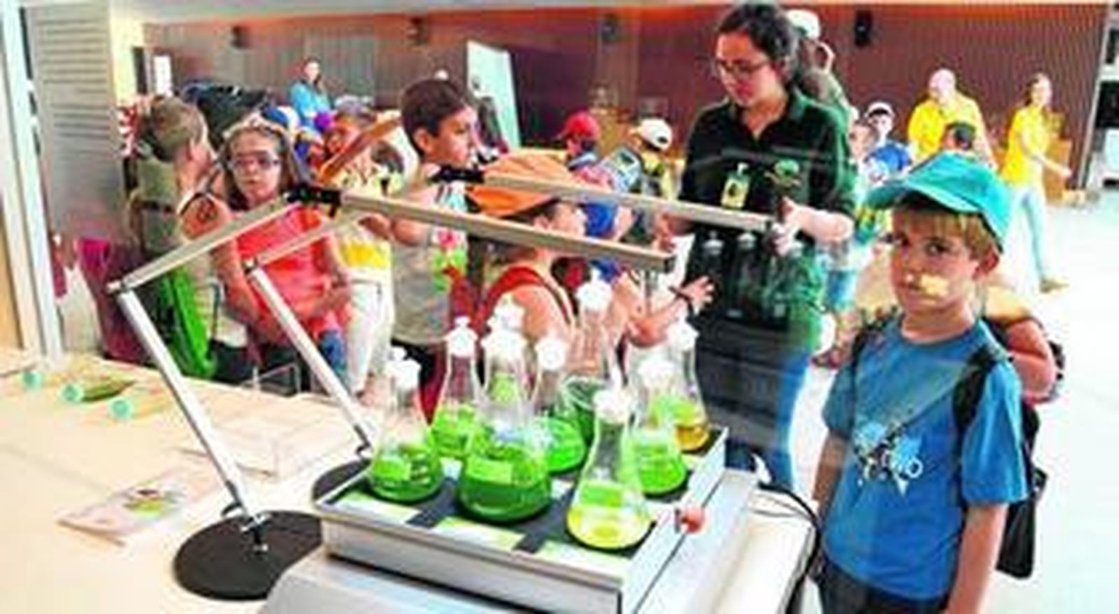 Grupo de escolares en la muestra de microalgas durante una visita al parque de las Ciencias.