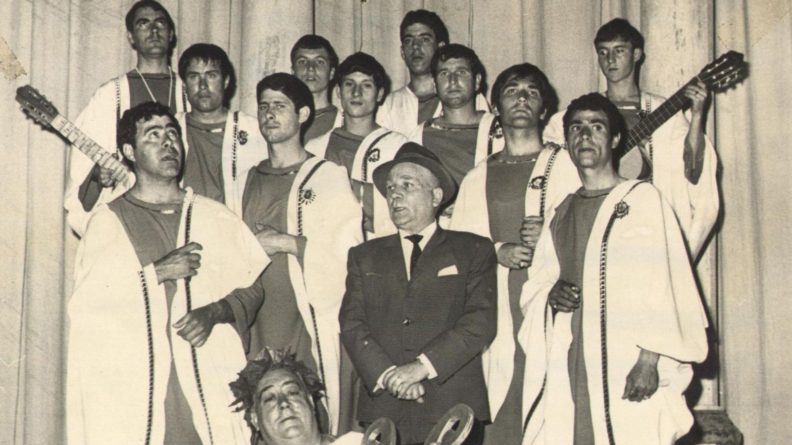 La comparsa 'Los senadores romanos' (1968) con Paco Alba en el centro.