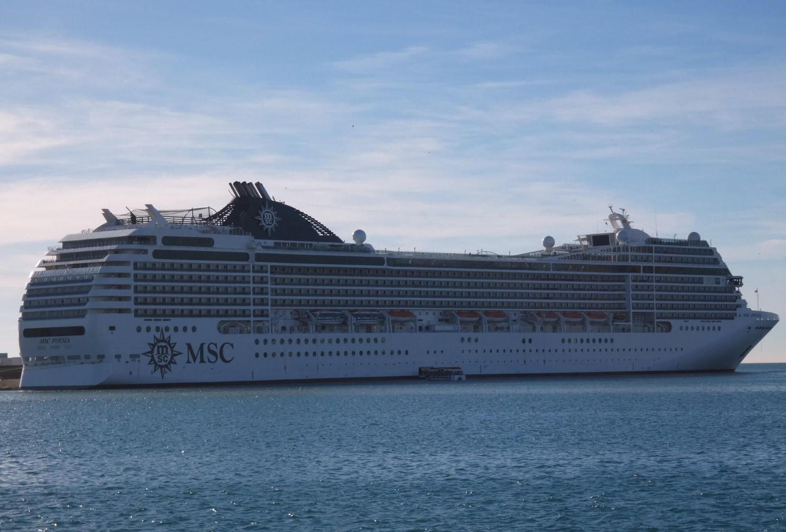'MSC Poesia' atracado en el muelle norte de la estación marítima de levante