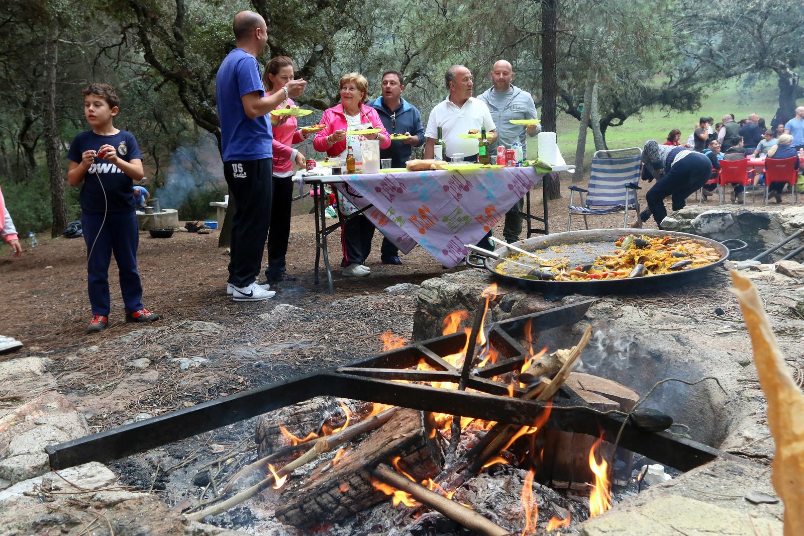 Una familia celebra un perol en Los Villares.