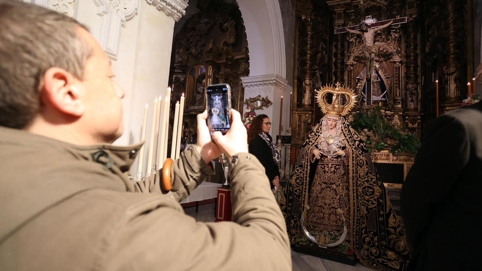 Imágenes de los besamanos y besapies del tercer domingo de cuaresma en Jerez