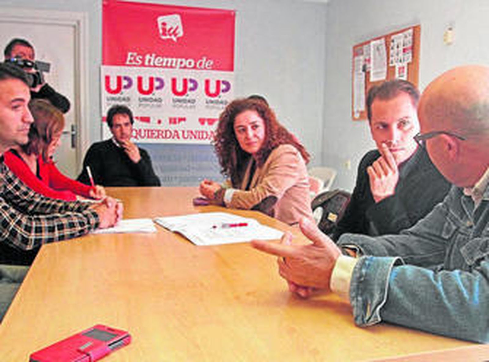 Un momento de la reunión con representantes de la plantilla de la almadraba de Tarifa, ayer.