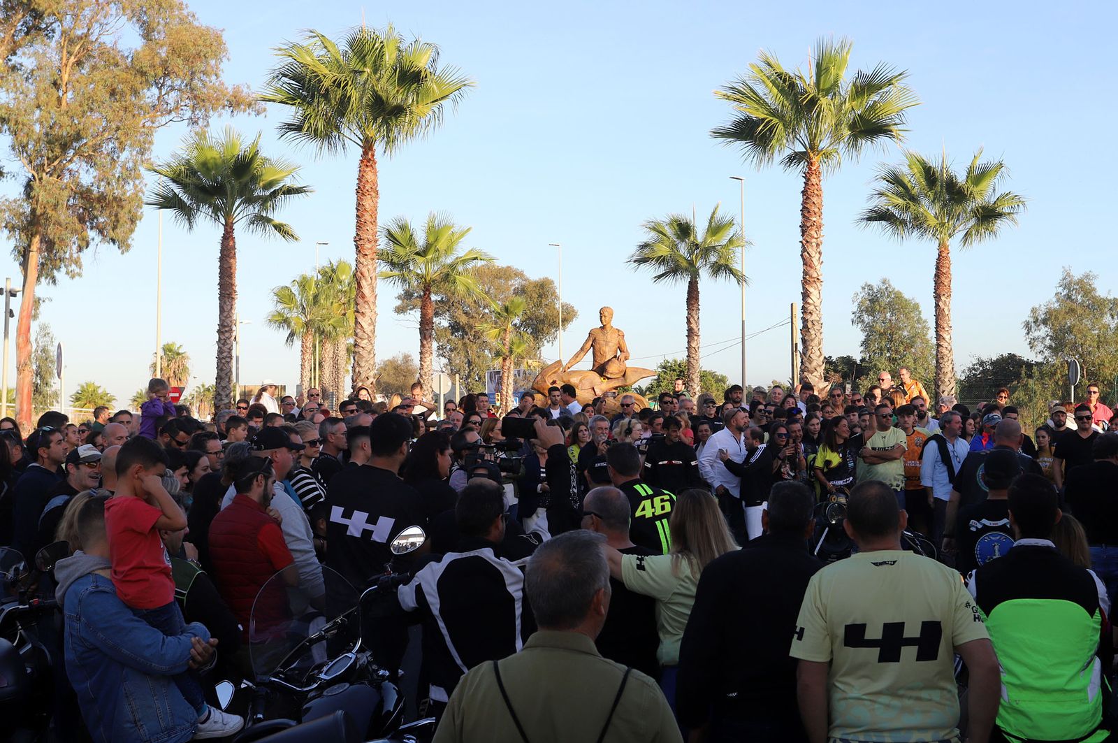 Imágenes del monumento a Súper Hugo en la rotonda frente al Nuevo Colombino