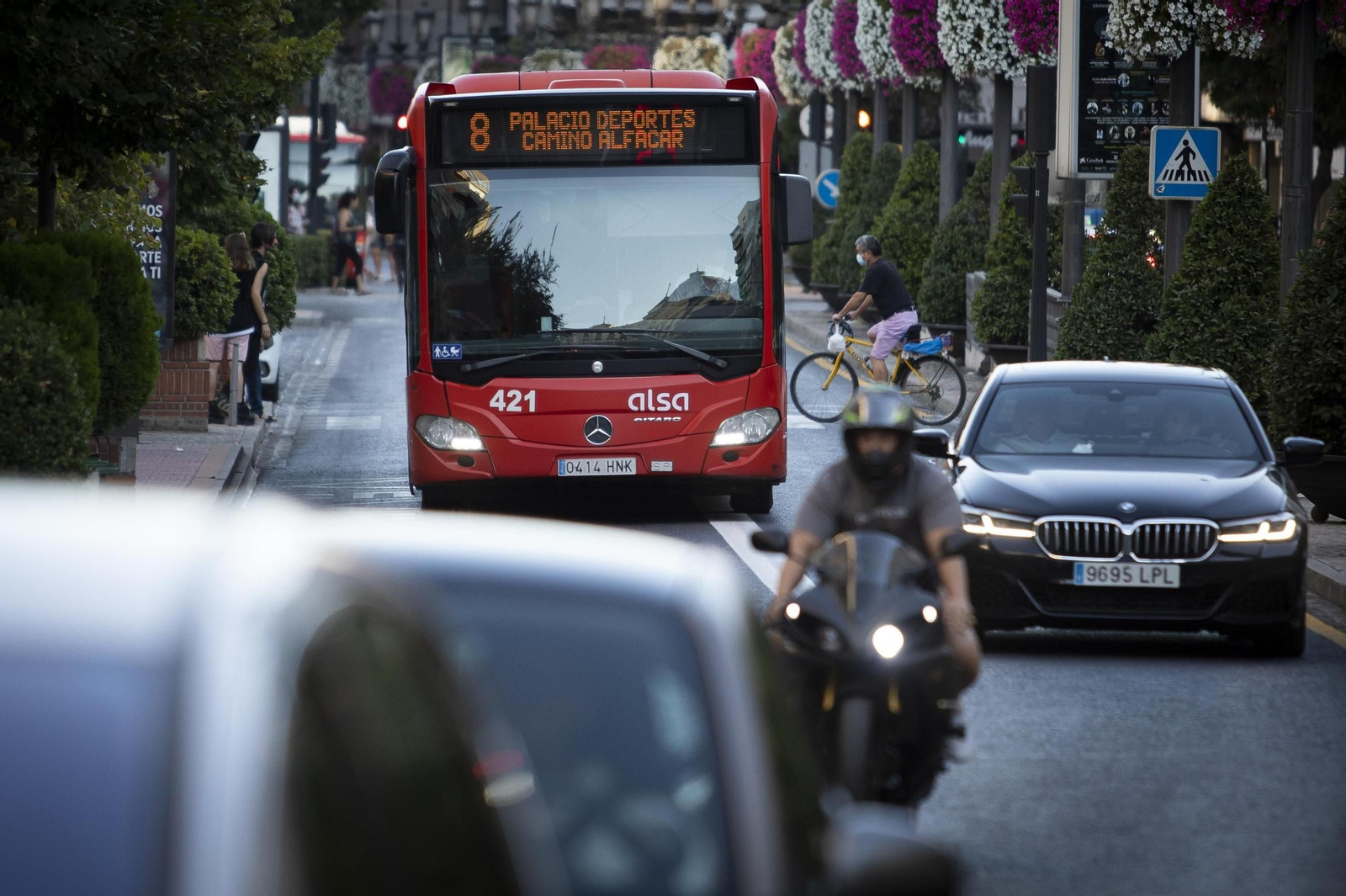 Un autobús urbano de Granada capital durante su trayecto