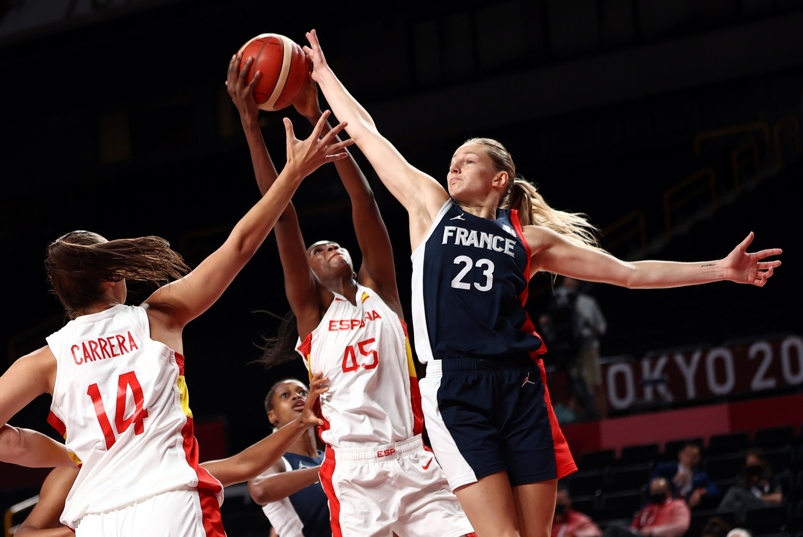 Ndour y Johannes pugnan por un balón.