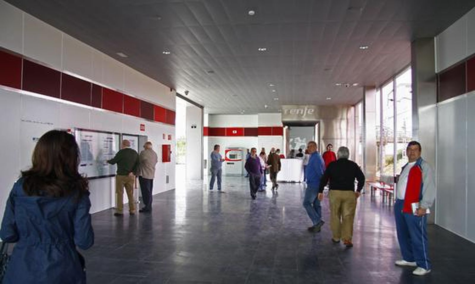 Interior de una de las estaciones de nuevo cercanías del Aljarafe Norte.

Foto: B.Vargas