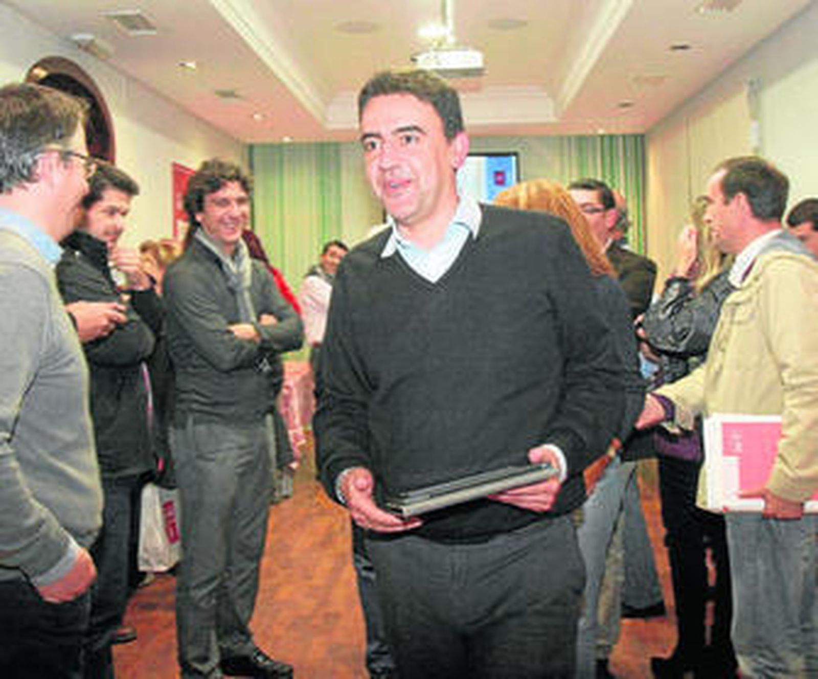 El secretario general del PSOE onubense, Mario Jiménez, con sus compañeros de filas en El Conquero.