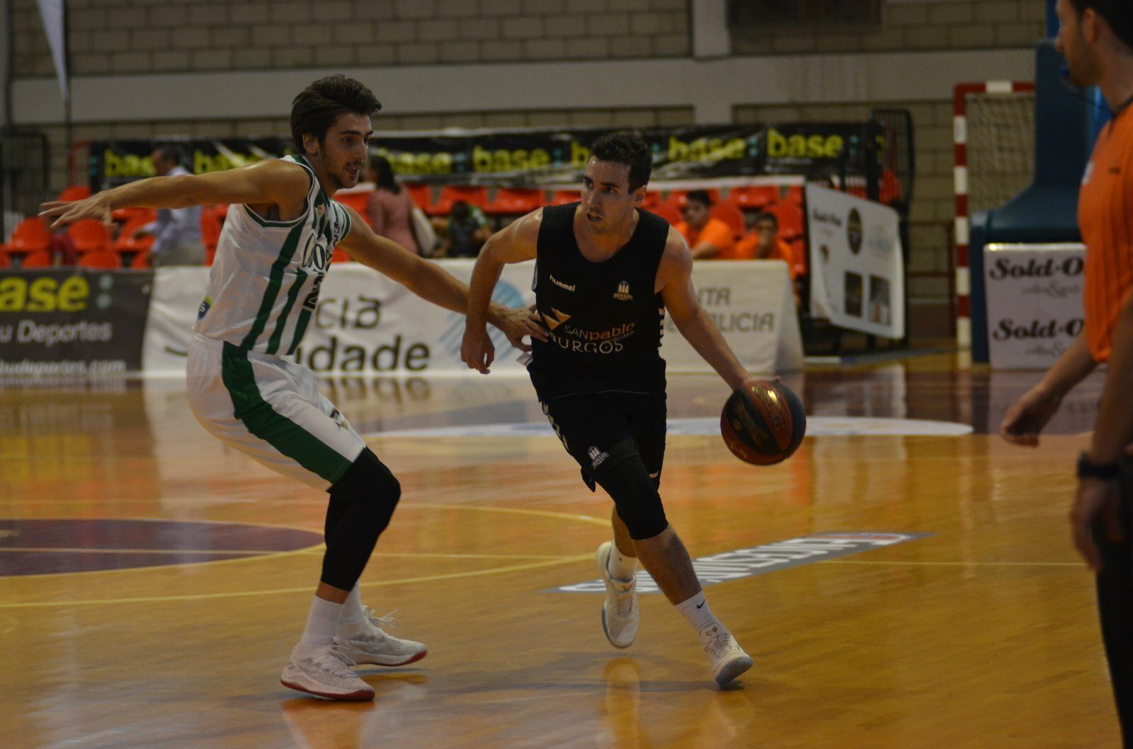 Sipahi defiende a Ferran Bassas en el duelo ante el Burgos.