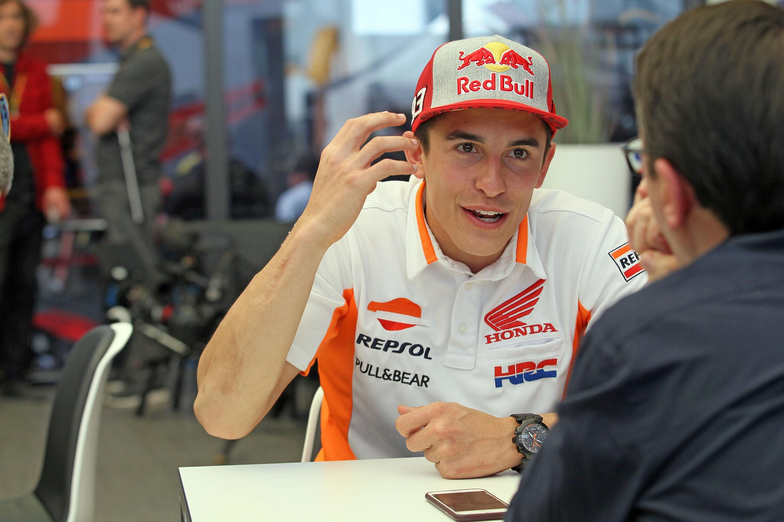 Marc Márquez hace un expresivo gesto durante la entrevista realizada ayer en el 'hospitality' del equipo Honda Repsol.