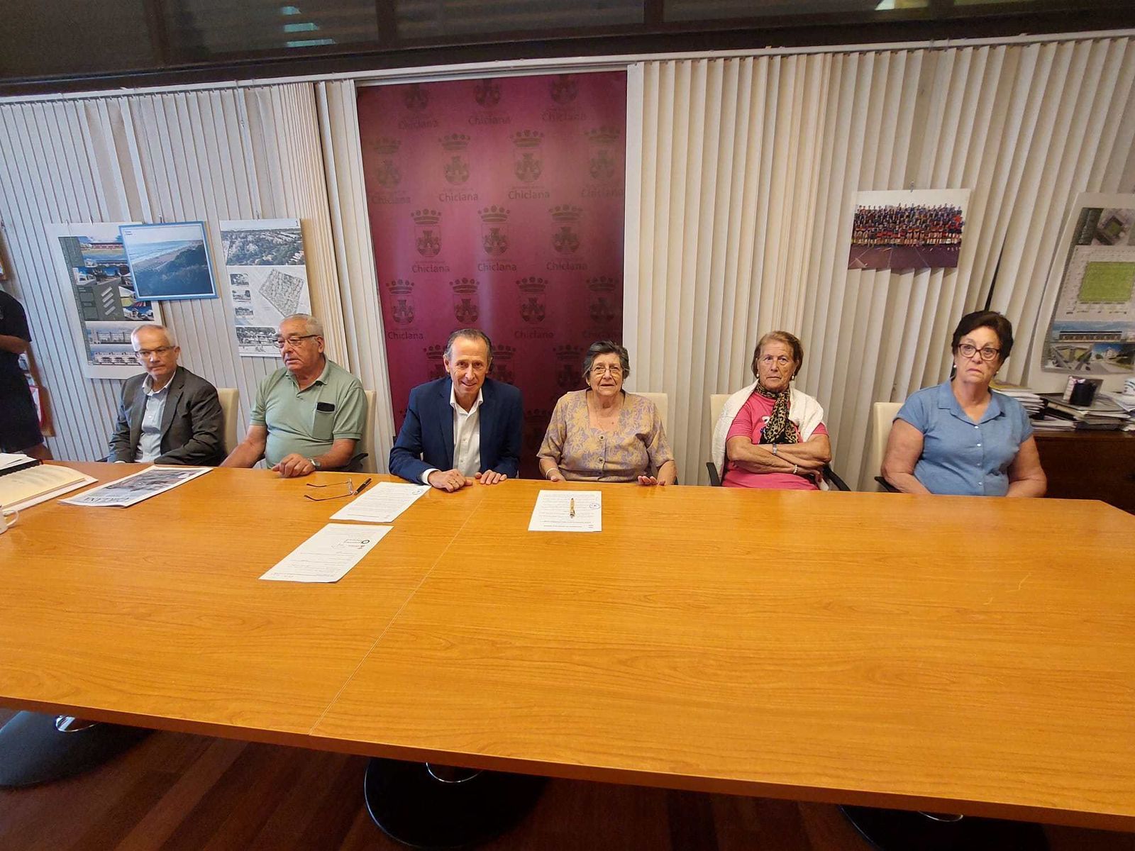 El alcalde con miembros de la asociación.