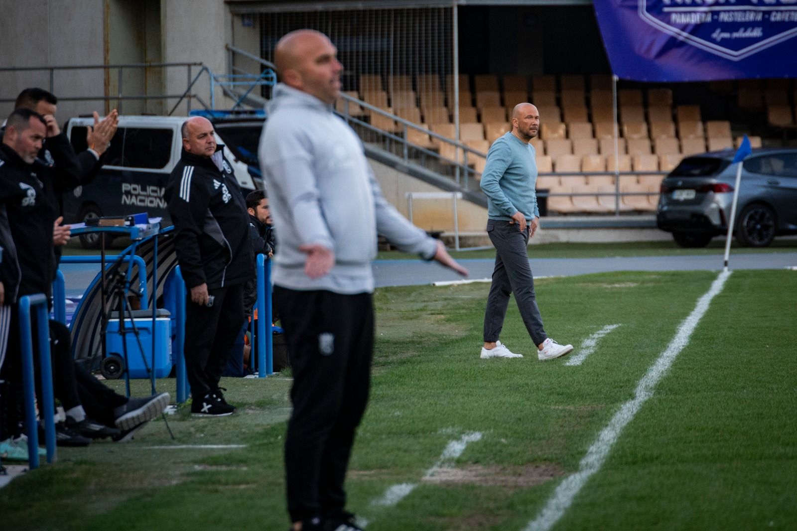 Iván Ruiz, técnico del Yeclano, en segundo término al fondo; en primero, Galiano.