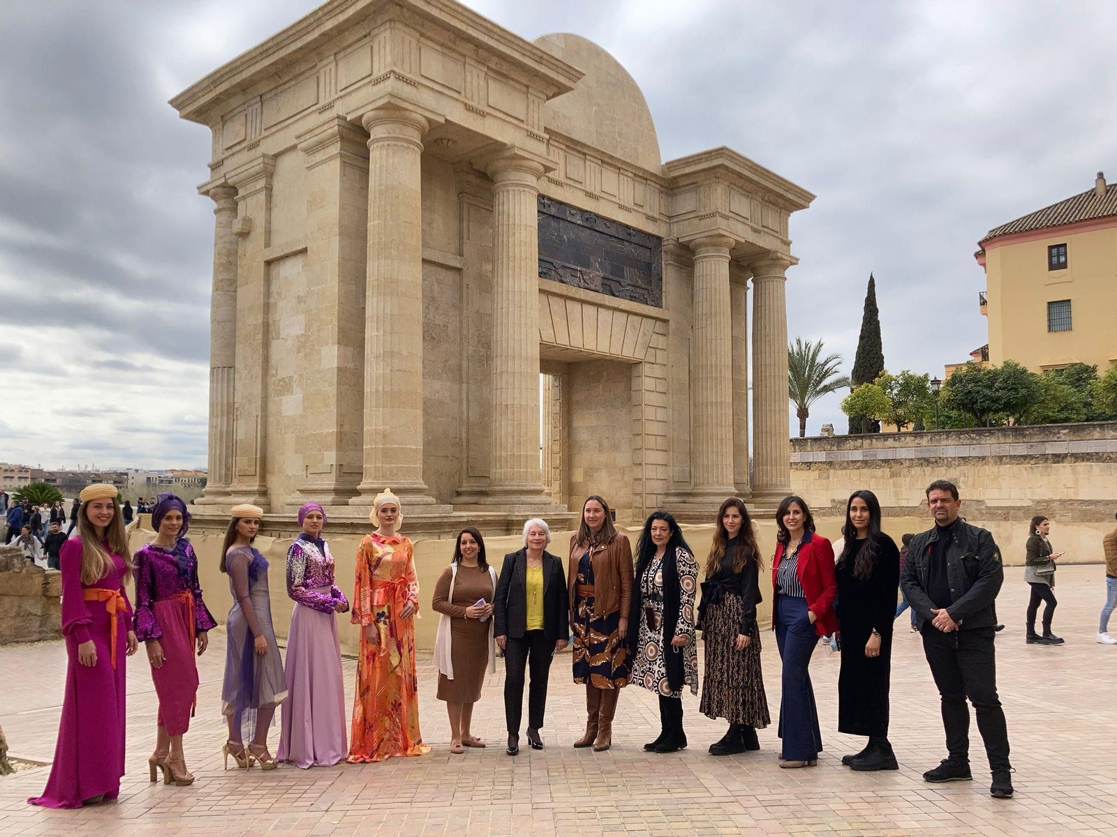Los participantes en la mesa redonda sobre la 'modest fashion' posan en la Puerta del Puente.