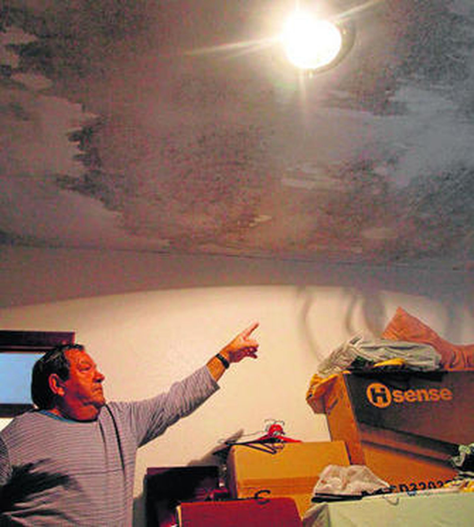 Joaquín Ruiz señala las humedades y grietas de su vivienda en la calle Sanchuelos.