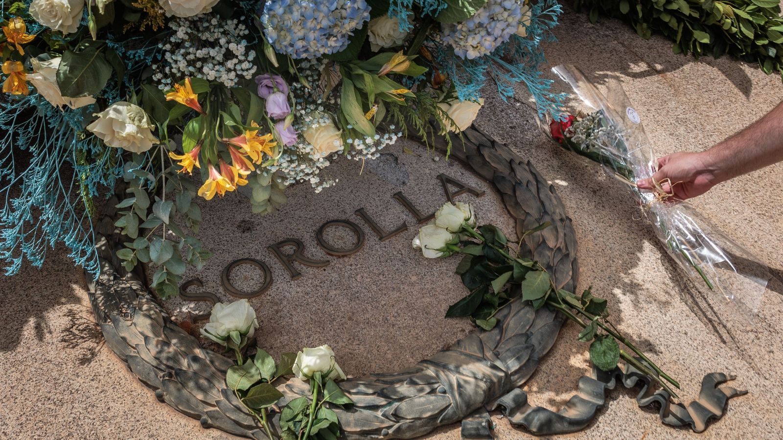 Flores en su tumba en el cementerio de Valencia.