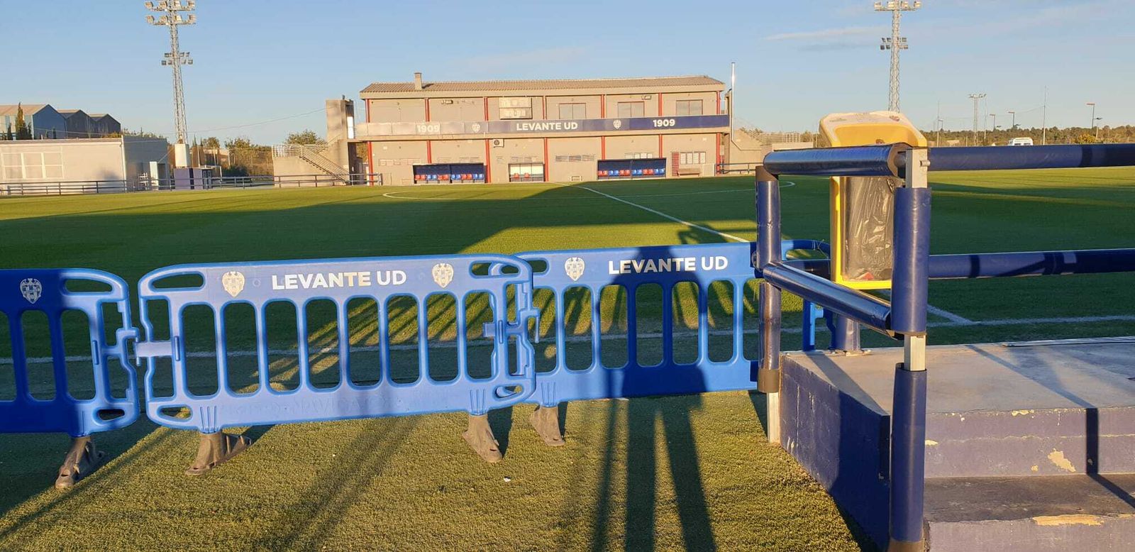 El campo del Levante se quedó sin poder presenciar el partido con las onubenses.