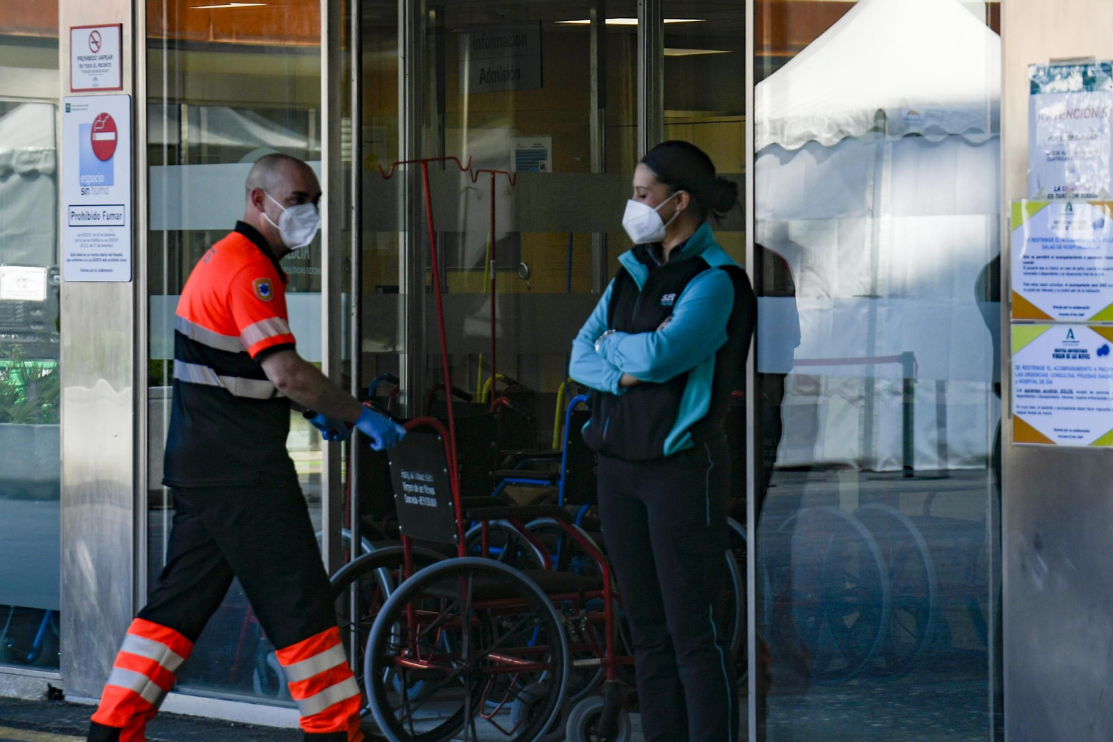 Imagen de archivo de la entrada de un hospital de Granada.