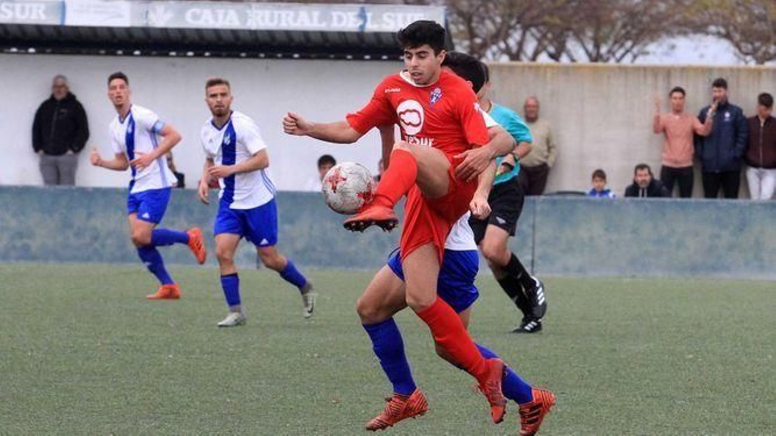 José Carlos controla el balón en un partido con el Castilleja.