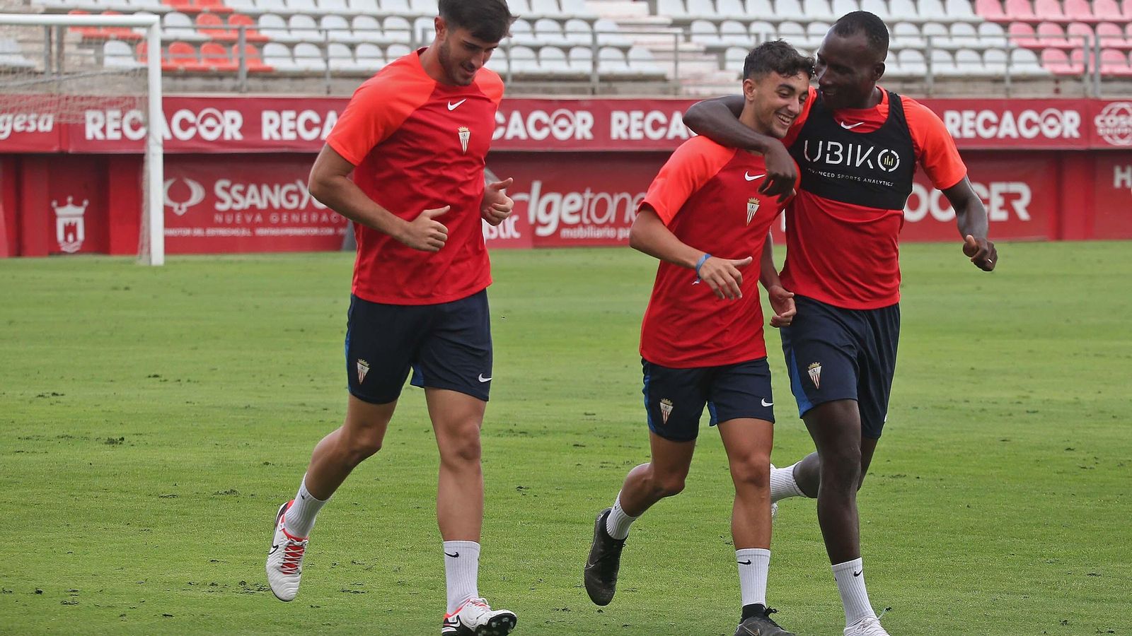 Diori agarra a Roldán mientras trotan.