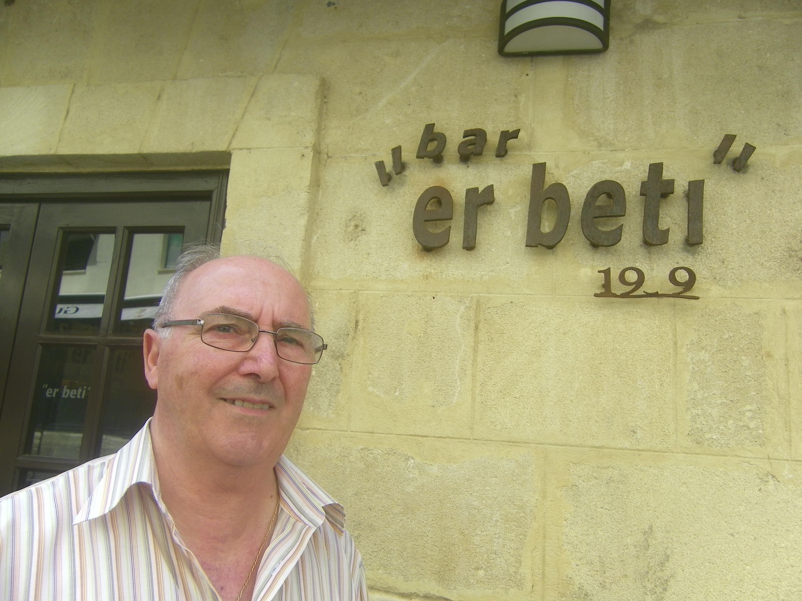 Pepe Garrido, fotografiado en la puerta del bar que ha venido dirigiendo durante más de un cuarto de siglo.