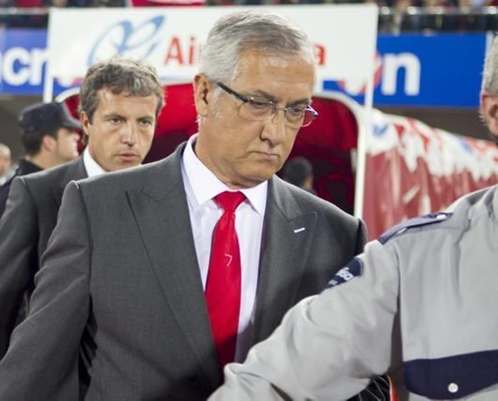 Manzano con gesto serio al final del partido  Foto: efe