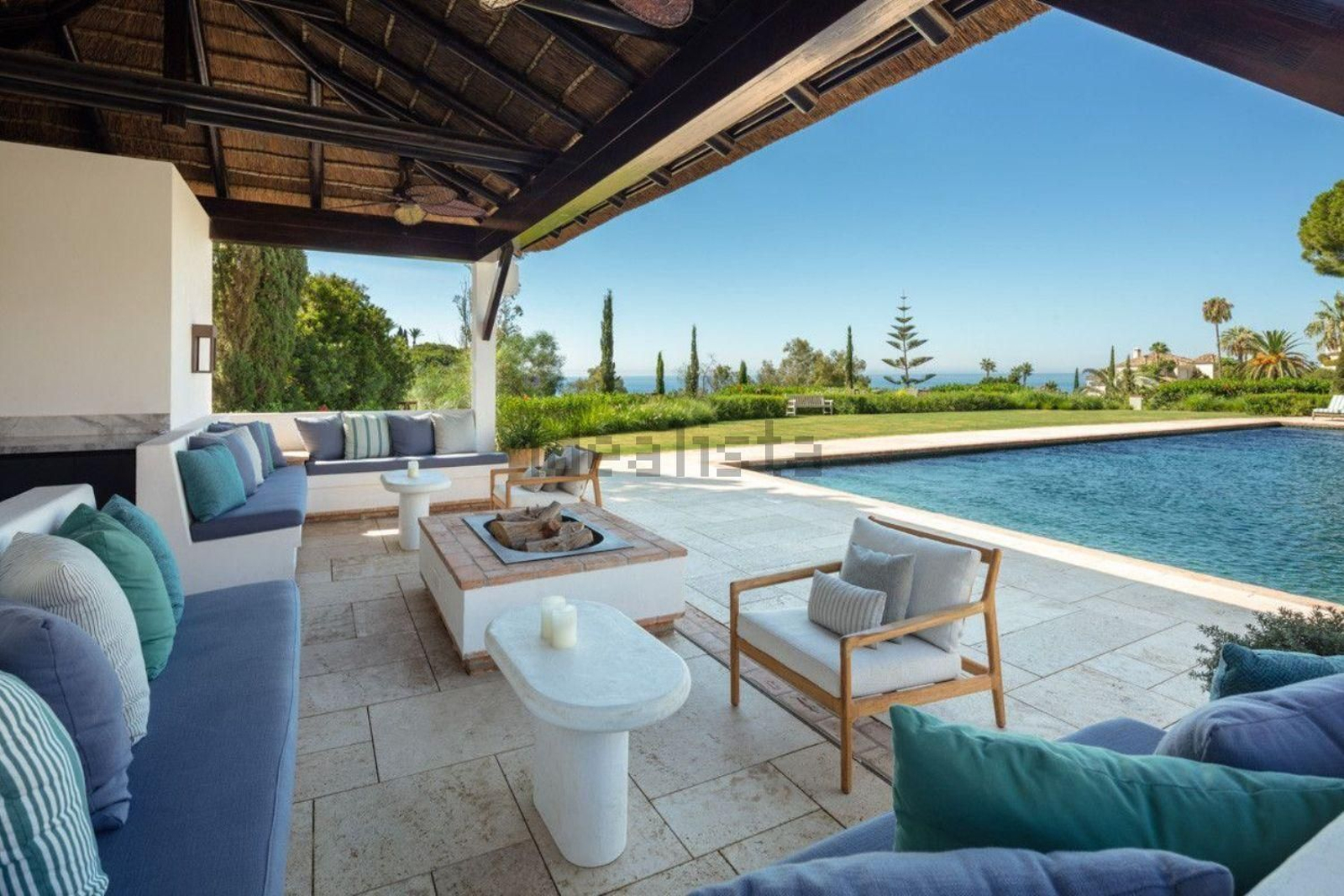 Zona chill-out junto a la piscina Así es por dentro la vivienda de lujo más a la venta en Málaga: 35 millones