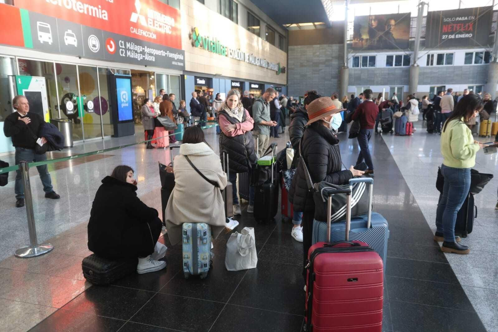 Pasajeros en la estación María Zambrano de Málaga, afectados por la avería. Pasajeros en la estación María Zambrano de Málaga, afectados por la avería.