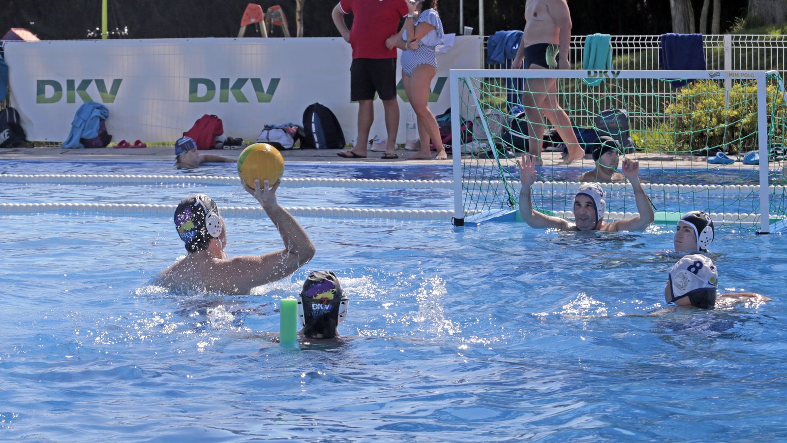 Imágenes de las actividades de waterpolo inclusivo DkV, Ayuntamiento y varias asociaciones en Piscina Jerez Arena Village