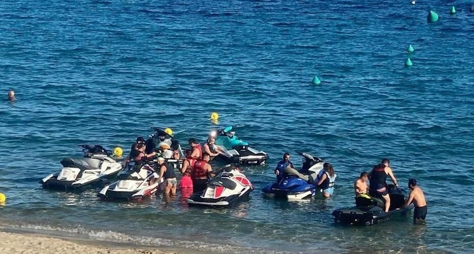 Motos de agua en el mar del Parque Natural de Cabo de Gata-Níjar.