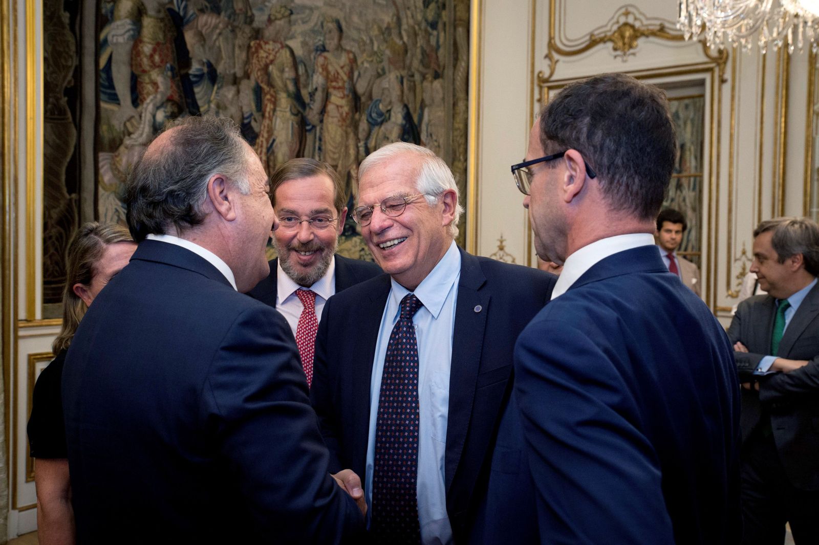 Josep Borrell saluda al alcalde de Algeciras, José Ignacio Landaluce, ayer en Madrid.