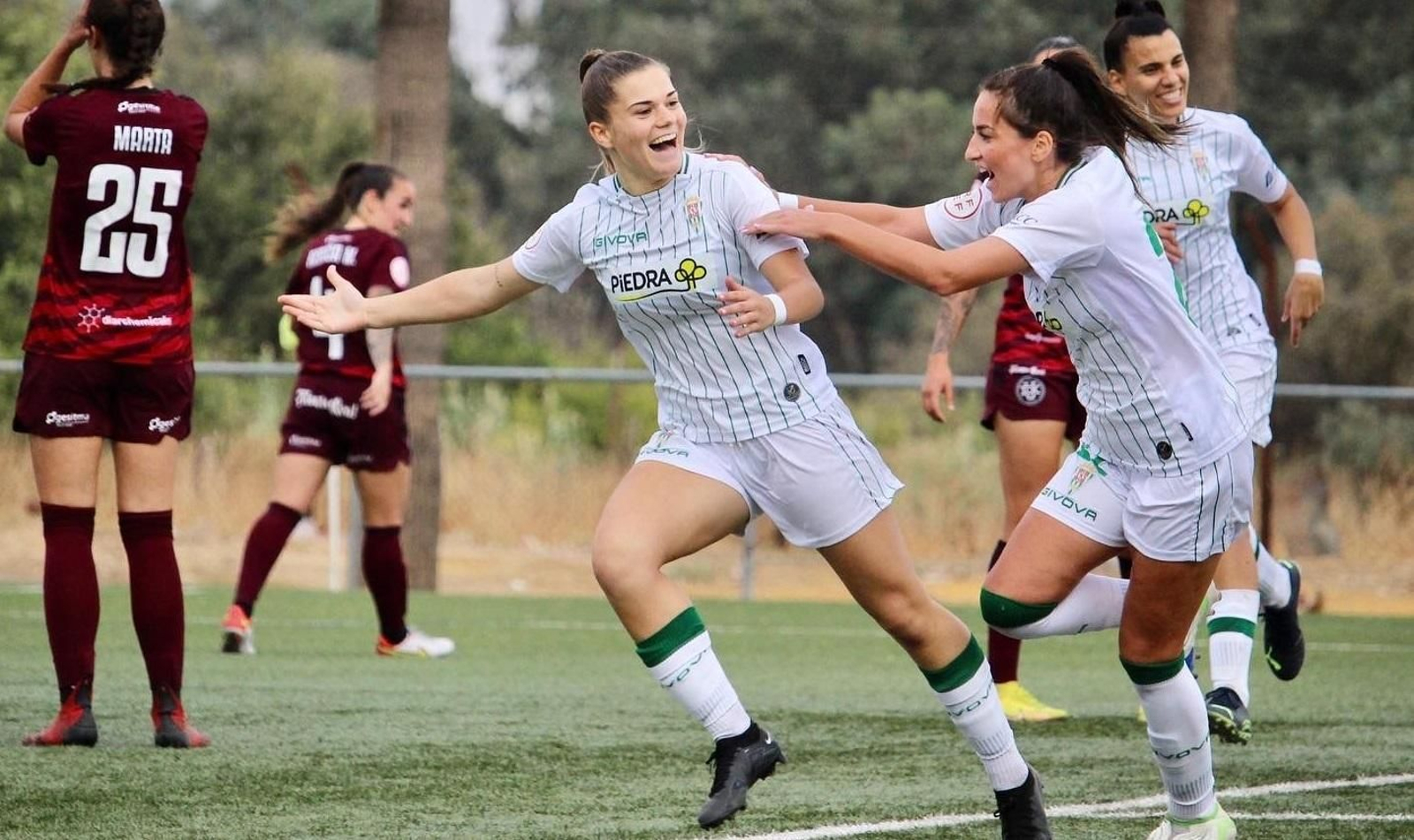Barquero celebra uno de sus dos goles con Maral y Celia Ruano.