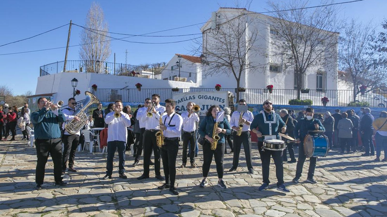 La charanga Los Tercios amenizó la paella