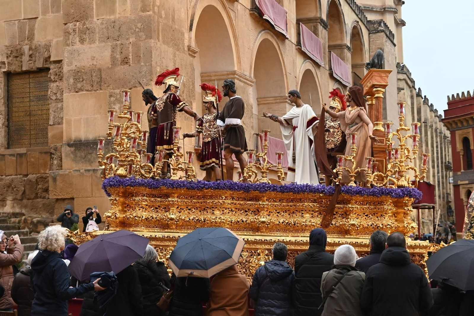 La procesión de la hermandad del Císter en el Martes Santo, en imágenes