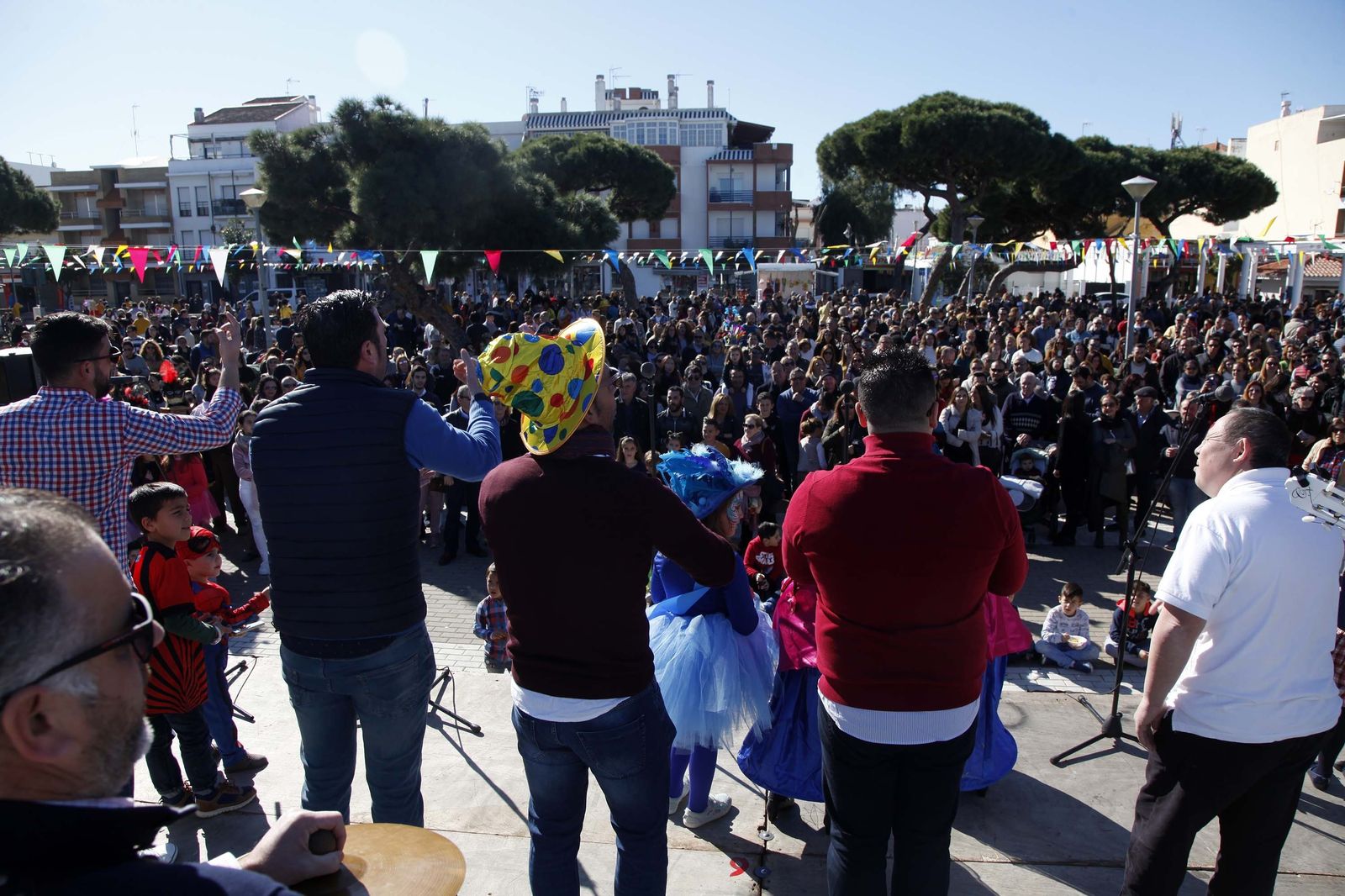 Cientos de puntaumbrieños se dieron cita en la inauguración de las carrnestolendas.